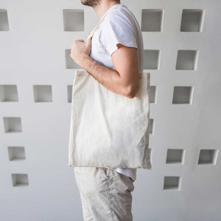 Plátená taška vyrobená zo 100 % bavlny (140 g/m²), bez loga alebo značky. Čistá, prírodná a vhodná na ďalšie spracovanie, potlač